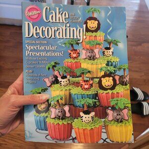 2006 Wilton cake decorating book